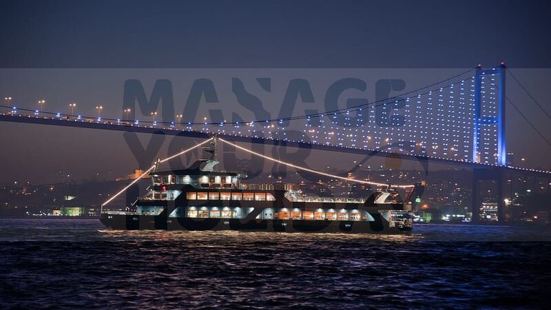 İstanbul: Alkollü İçecekler ve Eğlence Eşliğinde Boğazda Akşam Yemeği Gezisi