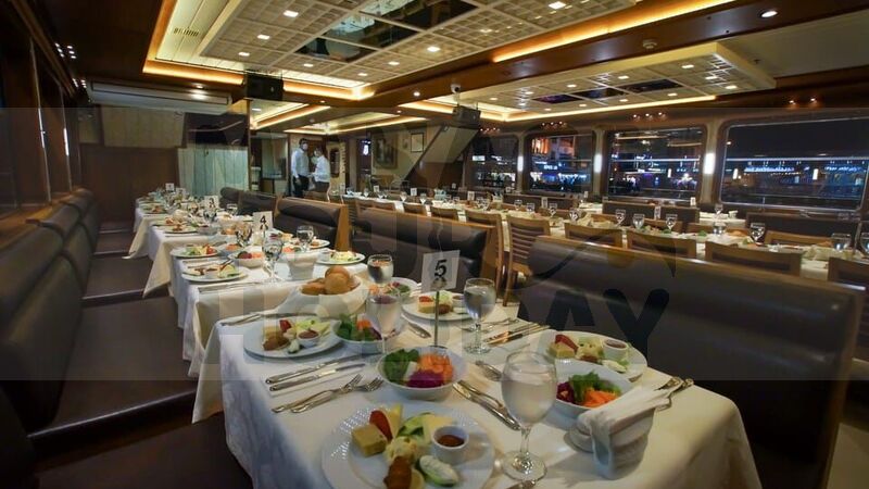 İstanbul: Alkollü İçecekler ve Eğlence Eşliğinde Boğazda Akşam Yemeği Gezisi