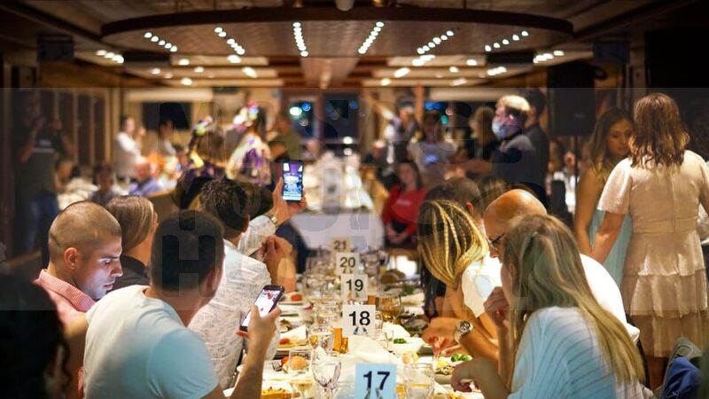 İstanbul: Alkollü İçecekler ve Eğlence Eşliğinde Boğazda Akşam Yemeği Gezisi