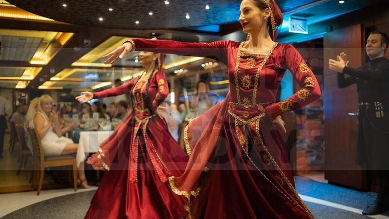 İstanbul: Alkollü İçecekler ve Eğlence Eşliğinde Boğazda Akşam Yemeği Gezisi