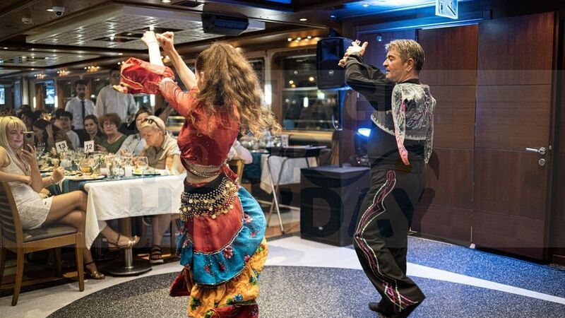 İstanbul: Alkollü İçecekler ve Eğlence Eşliğinde Boğazda Akşam Yemeği Gezisi