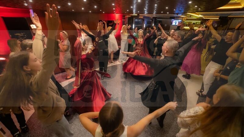 İstanbul: Alkollü İçecekler ve Eğlence Eşliğinde Boğazda Akşam Yemeği Gezisi