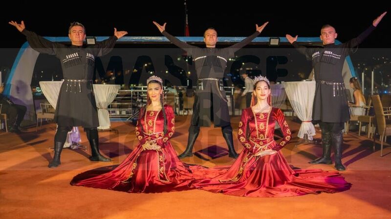 İstanbul: Alkollü İçecekler ve Eğlence Eşliğinde Boğazda Akşam Yemeği Gezisi