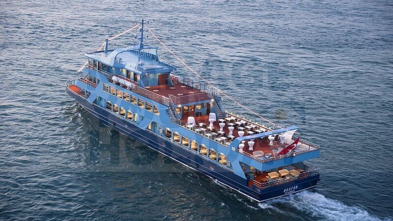 İstanbul: Alkollü İçecekler ve Eğlence Eşliğinde Boğazda Akşam Yemeği Gezisi