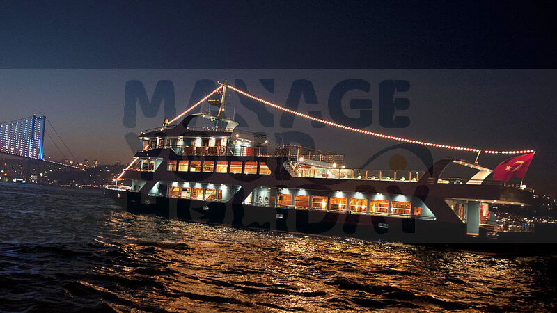 İstanbul: Alkollü İçecekler ve Eğlence Eşliğinde Boğazda Akşam Yemeği Gezisi