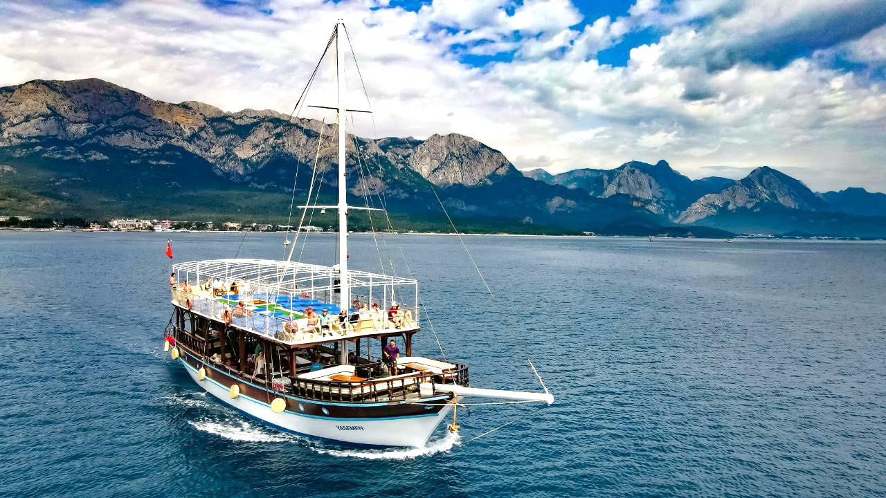 Alanya : Relax Tekne Turu Öğle Yemeği ve Alkolsüz İçecekler Dahil