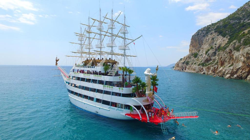 Harem Maldiv İçkili ve Öğlen Yemekli Yat Turu